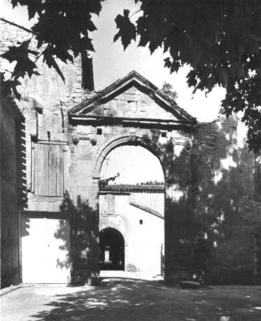 Ingang van ringmuur van de kathedraal