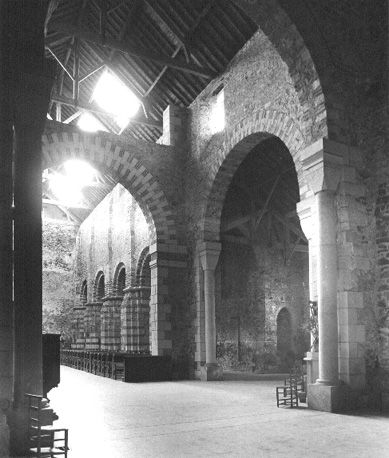 Zicht op middenschip en noordelijk transept