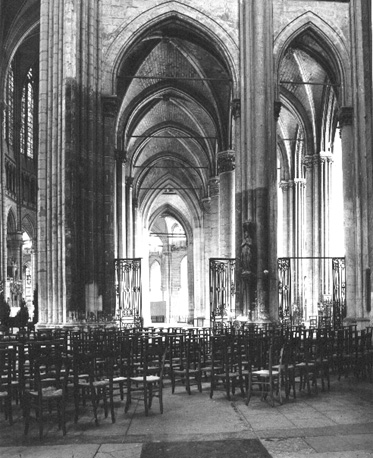 Zicht op kooromgang, zuidelijke kant, vanuit het (grote) zuidelijk transept