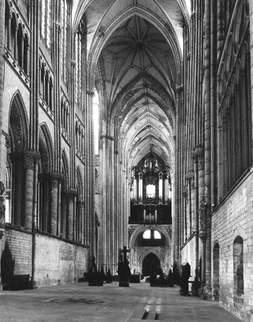 Koor en middenschip richting het westen, orgel