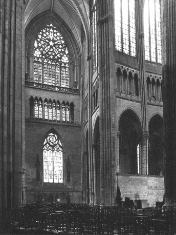 Noordelijk (klein) transept naast de absis