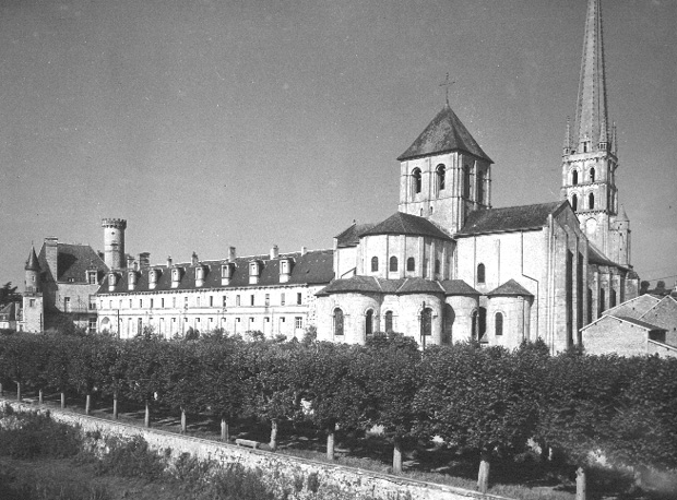 Zicht op abdijkerk met voormalige abdij  vanuit het noordoosten