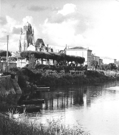 Stadsgezicht, kerktoren op de achtergrond