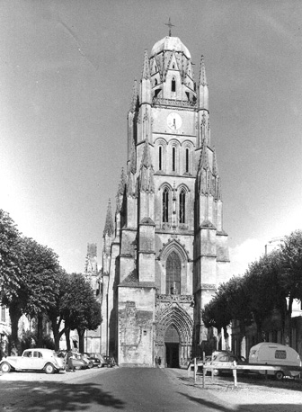 Kerktoren en westfacade