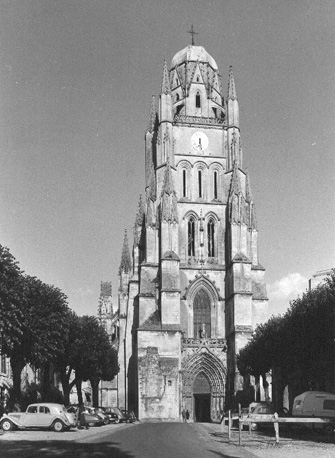 Kerktoren en westfacade