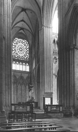 Viering met altaar met zicht op noordelijk transept