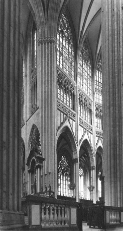 Koor gezien vanuit zuidelijk transept; links het altaar