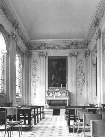 Kapel met zicht op altaar en schilderij, gedecoreerde muren
