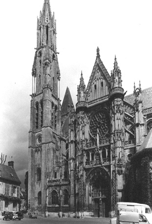 Zuidelijke zijgevel: zuidelijke kerktoren en transept