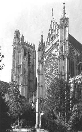 Zuidelijk transept en zuidelijke toren (Tour de pierre) vanuit het zuidoosten