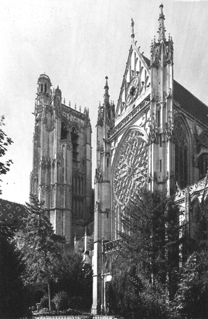 Zuidelijk transept en zuidelijke toren (Tour de pierre) vanuit het zuidoosten