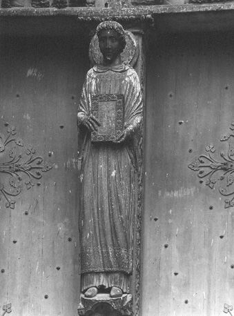 Westfacade, middenportaal, trumeau: heilige Stefanus