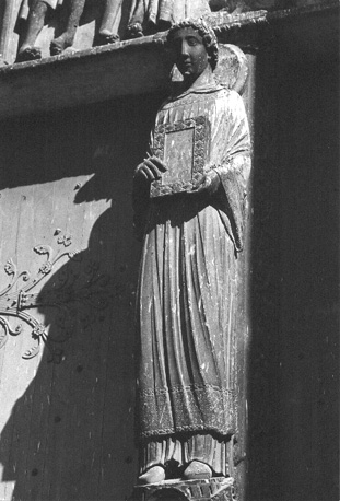 Westfacade, middenportaal, trumeau: heilige Stefanus