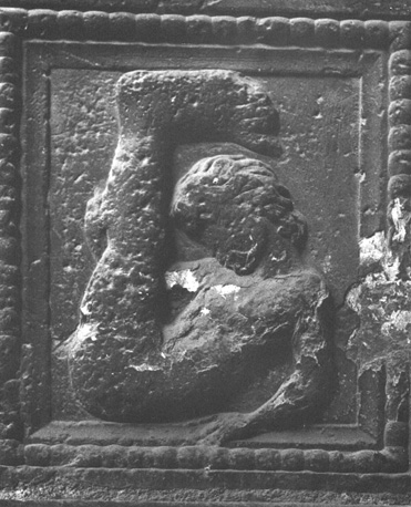 Westfacade, middenportaal: sciapodes