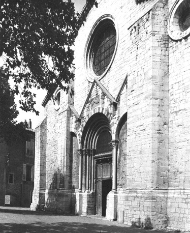 Westfacade, hoofdportaal vanuit het zuidwesten