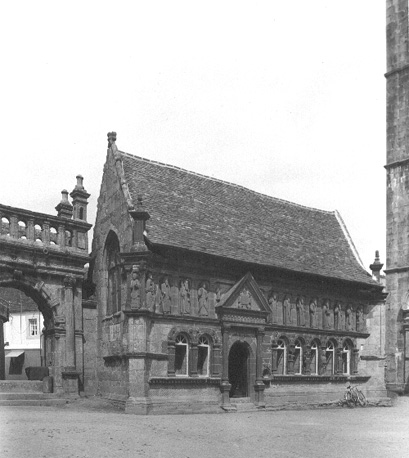 Monumentale poort (links) en knekelhuis