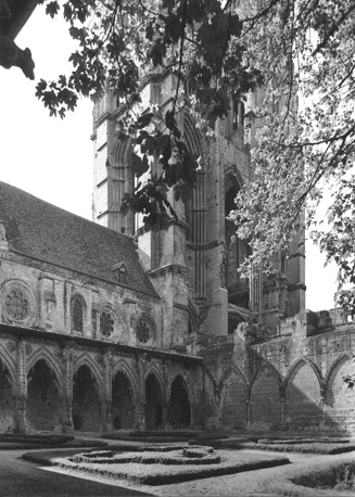 Kloosterhof aan zuidelijke zijbeuk van kerk (overblijfselen)