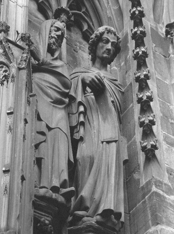 Westfacade, middenportaal: beelden rechts