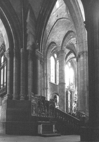 Gezicht op zuider transept vanuit de noordelijke zijbeuk