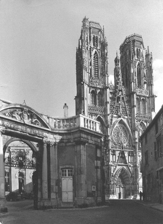 Westfacade; links: voormalig bisschoppelijk paleis