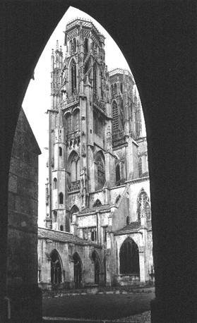 Gezicht op kerktorens vanuit de kloostergang (het zuiden)