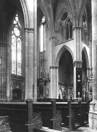 Gezicht op noorder transept en kapel vanuit het zuidwesten