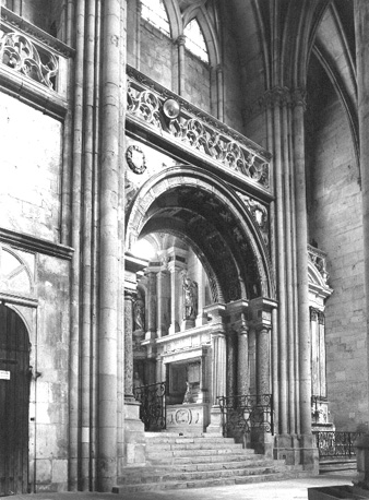 Zuidelijke zijbeuk, Chapelle-de-Tous-les-Saints met graf van Jean Forget