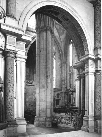 Zuidelijke zijbeuk: gezicht vanuit  Chapelle-de-Tous-les-Saints, met graf van Jean Forget, met zicht op noorder transept