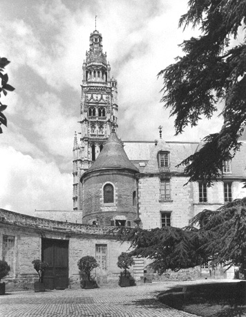Zuidelijke kerktoren van kathedraal; op de voorgrond: Gallo-romeinse toren (links), bisschoppelijk paleis (rechts)