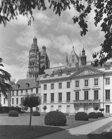 Voormalig bisschoppelijk paleis; op de achtergrond torens van de kathedraal Saint-Gatien