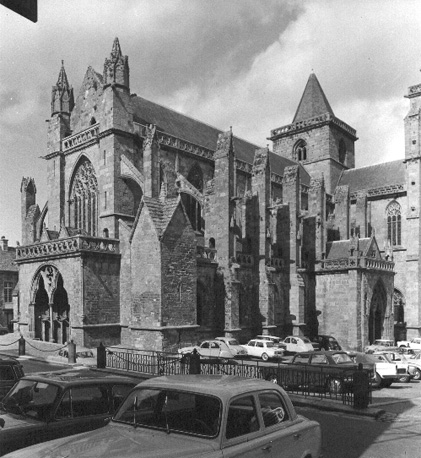 Westfacade en zuidelijke zijde van kathedraal