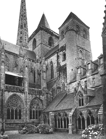 Noorder transept en kloosterhof