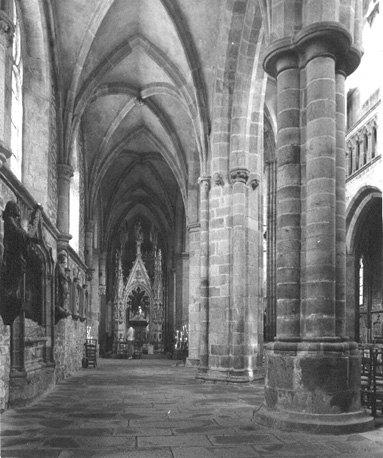Noordelijk zijbeuk, aan het eind: grafkapel van hertog Jan V van Bretagne en graf van sint Yves