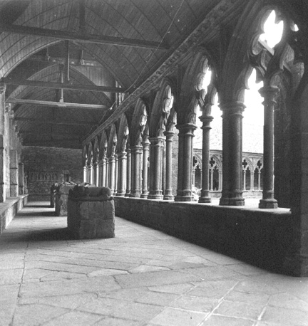 Kloostergang aan noordzijde van kathedraal