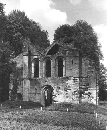 Overblijfselen van abdijkerk: westfaçade
