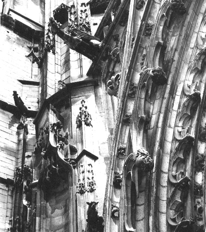 Westfacade, detail van het middenportaal ter linkerzijde