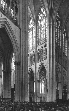 Zicht op noorder transept en koor vanuit het middenschip