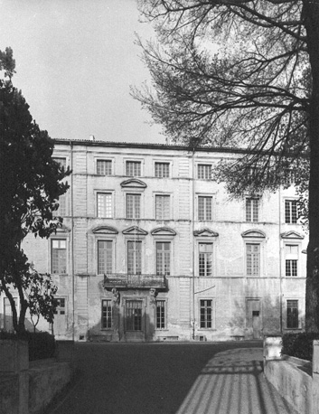 façade van voormalig bisschoppelijk paleis ten noorden van kathedraal