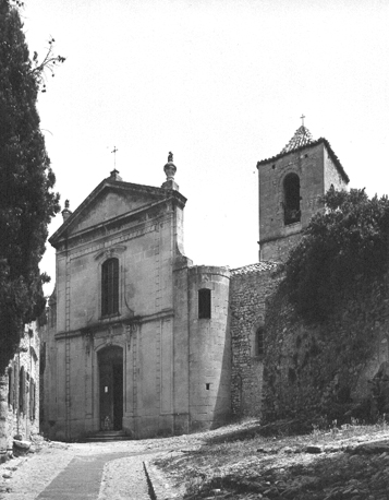 Westfacade en kerktoren (rechts)