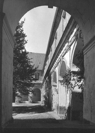 Gezicht op kloosterhof