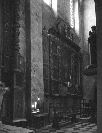 Noordelijke zijbeuk; aan de muur:  geschilderd retabel
