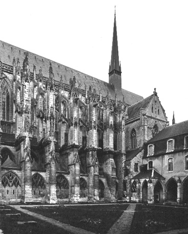 Zuidzijde van kerk met zuider transept vanuit het zuidwesten