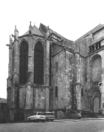 Oostelijke absis en transept (rechts: Porte du Lion) vanuit het noordoosten