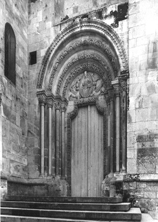 Noordoostelijk portaal (rechts van apsis); timpaan: 'Majestas Domini', Christus in mandorla vergezeld door de symbolen van de vier evangelisten