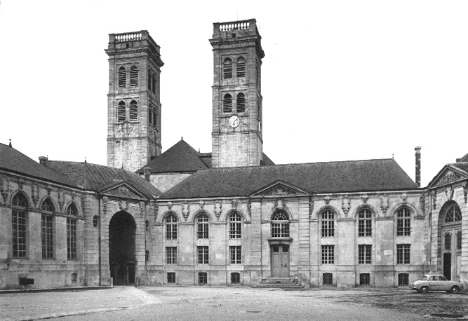 Westelijke torens van kathedraal, facade van voormalig bisschoppelijk paleis vanuit het westen