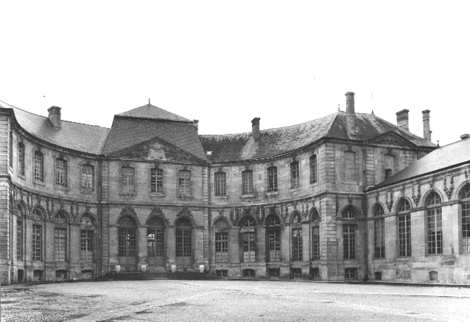 Facade van voormalig bisschoppelijk paleis gezien van de Cour d'Honneur
