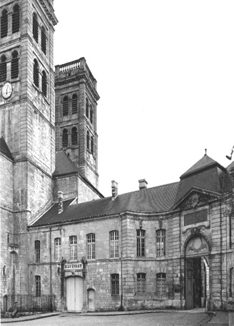 Deel van het voormalig bisschoppelijk paleis; links: westelijke torens van kathedraal Notre-Dame
