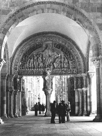 Westelijk binnen portaal (narthex) met zicht op middenschip; timpaan: Christus gezeten in mandorla omgeven door apostelen (Majestas Domini)