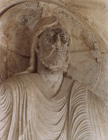 Westelijk binnen portaal, timpaan (detail): hoofd van Christus