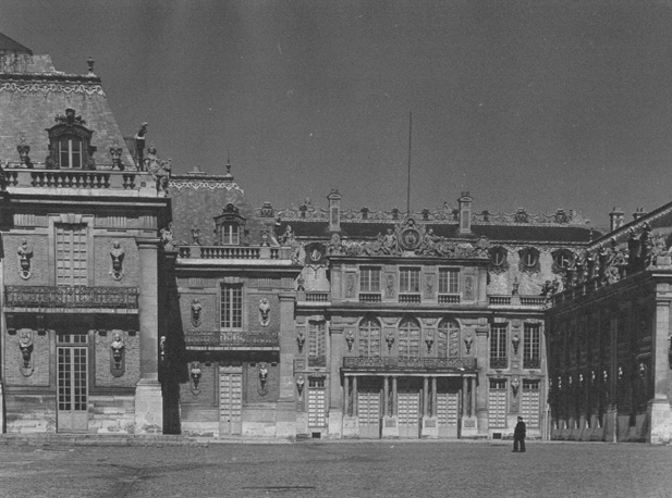 Zicht op facade vanaf de "Cour Royale / Cour de Marbre"
